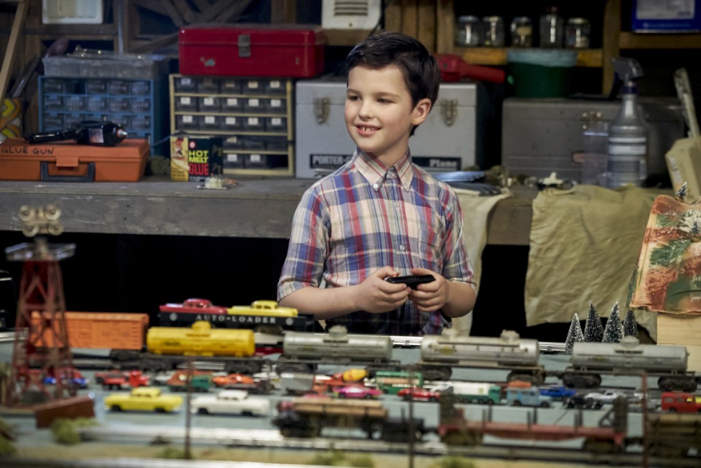 Sheldon (Iain Armitage) joue avec son train lectrique.