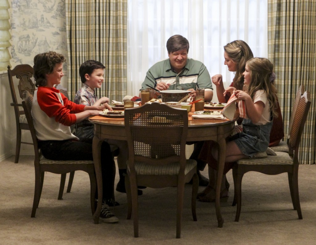 Repas en famille pour les Cooper: Georgie (Montana Jordan), Sheldon (	Iain Armitage), George Sr. (Lance Barber), Mary (Zoe Perry) & Missy (Raegan Revord)