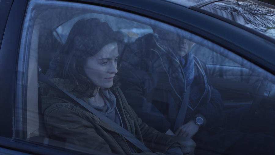 Emily (Stana Katic)  et Jack (Neil Jackson) dans la voiture.