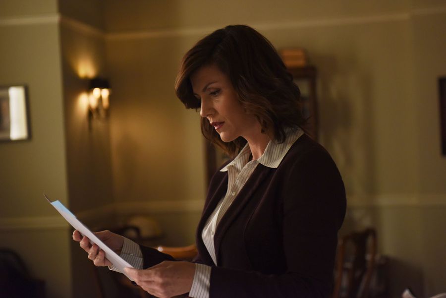 Kendra (Zoe McLellan) prend connaissance des documents