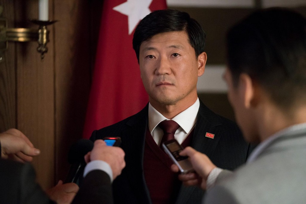 Le Prsident Kim (Tom Choi) face  la presse