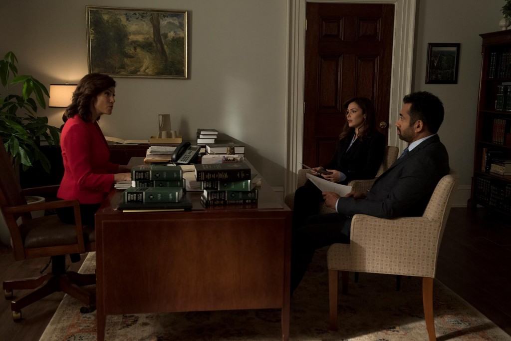 Kendra Daynes (Zoe McLellan) reoit Emily et Seth dans son bureau