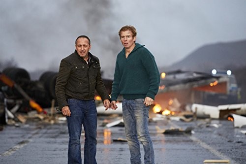 Paul (Daniel Roesner) et Sami (Erdogan Atalay) regardent les dgts aprs  l'explosion