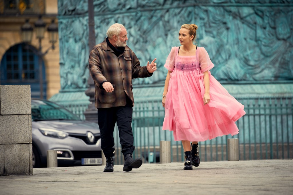 Konstantin (Kim Bodnia) & Villanelle (Jodie Comer) dans les rues de Paris