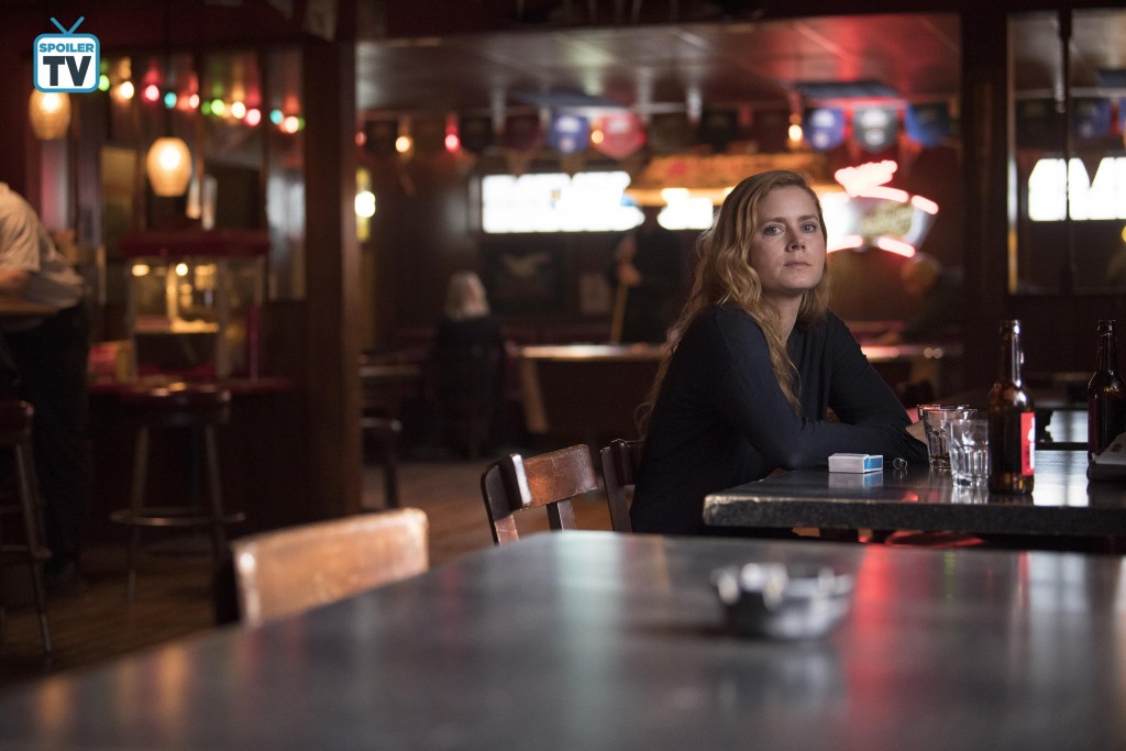 Camille Preaker (Amy Adams) dans un bar