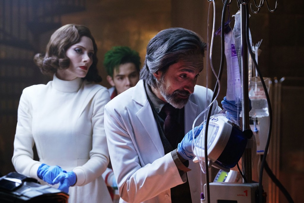 Dr. Niles Caulder (Bruno Bichir) soigne une patiente