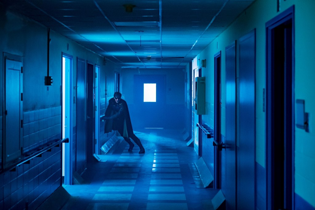 Robin (Brenton Thwaites) dsorient dans les couloirs de l'asile