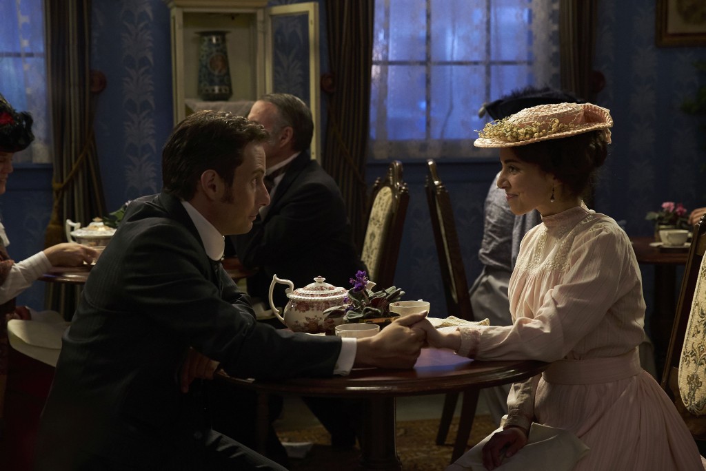 Agent Crabtree (Jonny Harris) et Florence Nightingale Graham (Kathryn Alexandre) se tiennent les mains dans la salle de th
