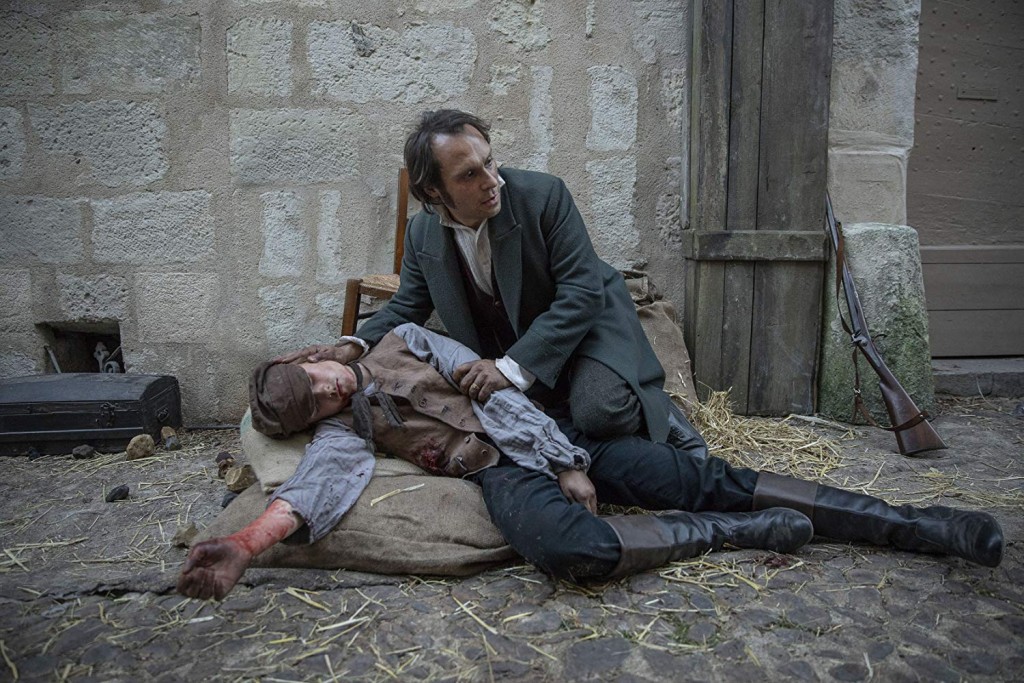 Victor Hugo (Yannick Choirat) aide un jeune garon bless (Pablo Sanabra)