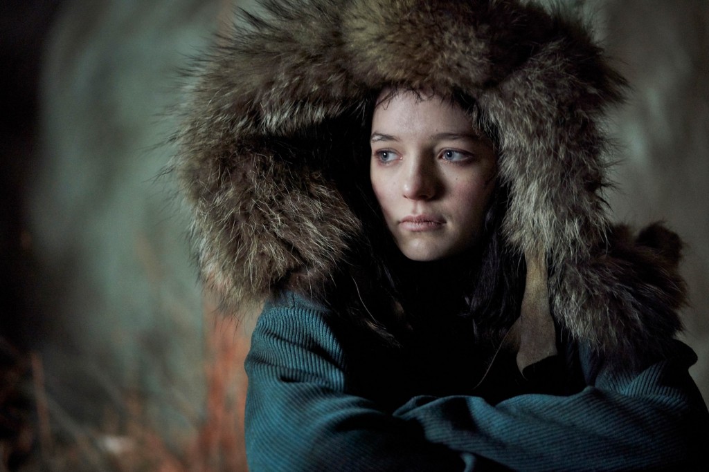 Hanna (Esme Creed-Miles) dans le froid de l'hiver