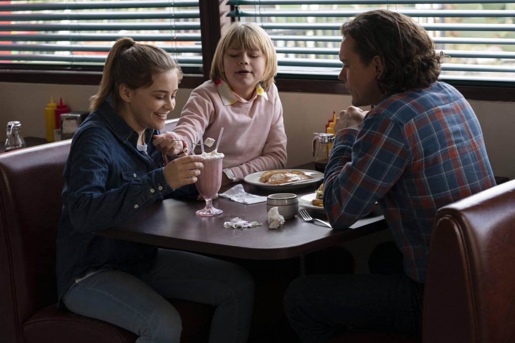 Claire (Josephine Langford), Maggie (Lia McHugh) et Nathan (Clayne Crawford) se sont arrts dans un restaurant.