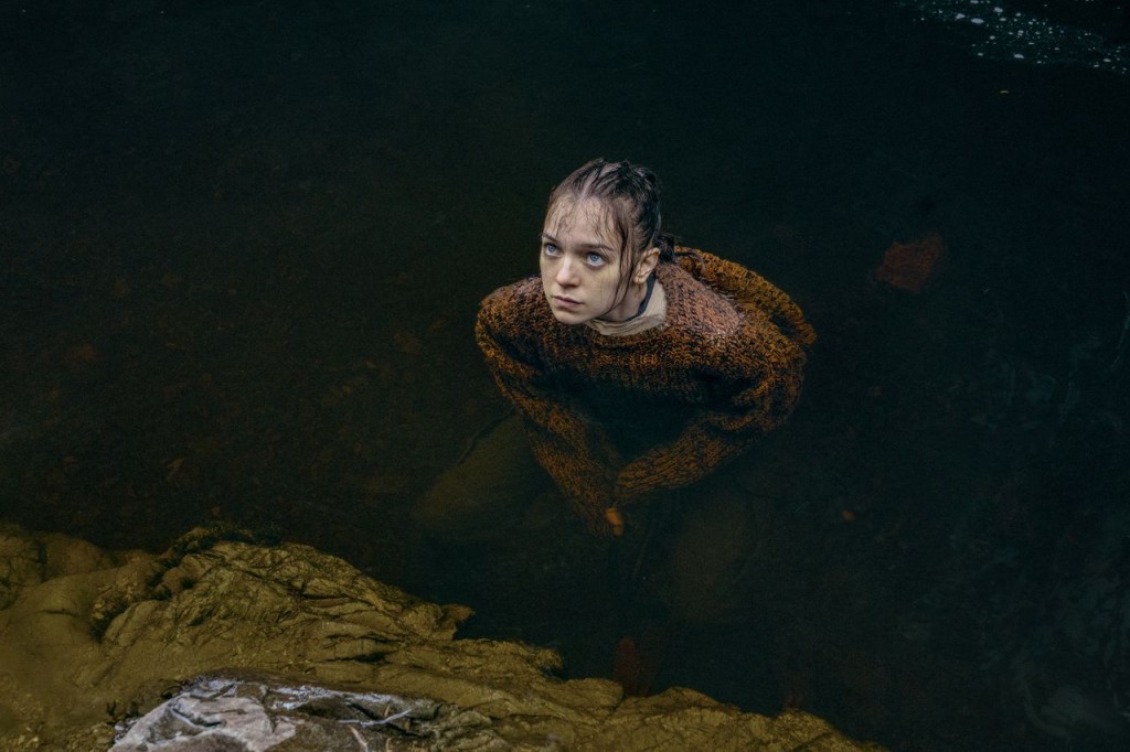 Hanna (Esme Creed-Miles) a trouv refuge sous l'eau