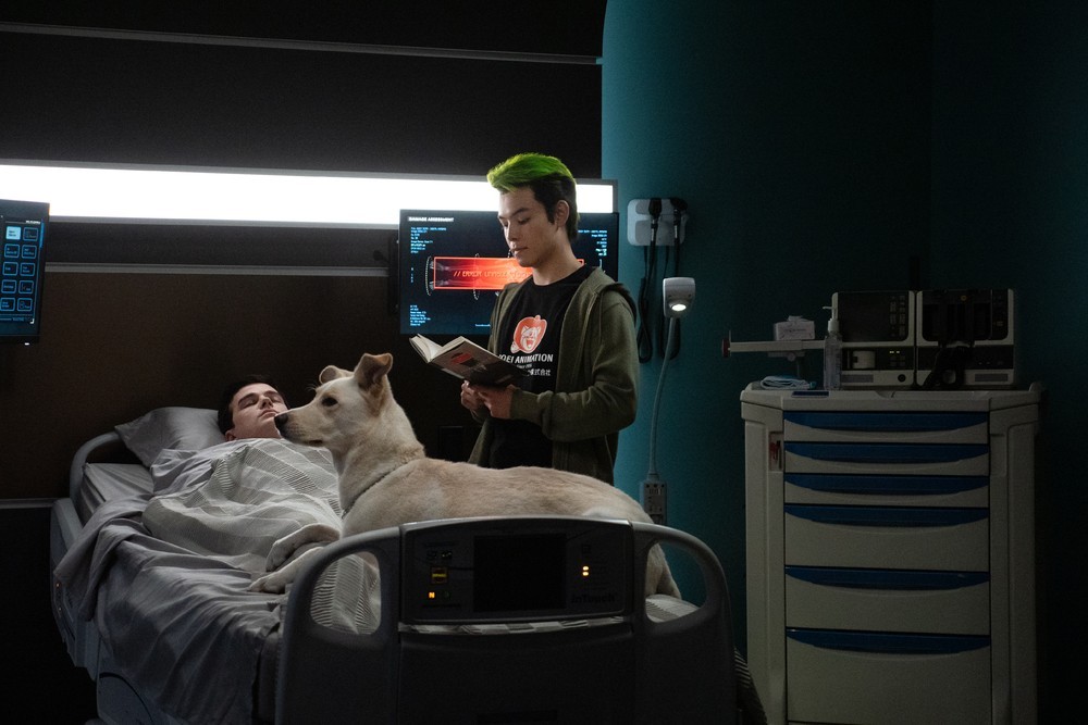 Beast Boy (Ryan Potter) & Krypto veillent sur Superboy (Joshua Orpin)