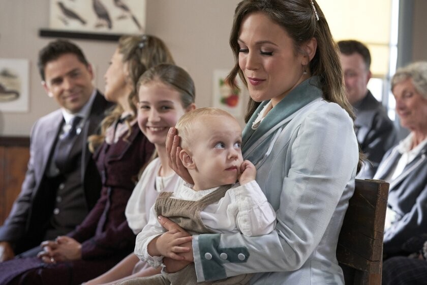 Elizabeth (Erin Krakow) avec son fils Jack  l'glise