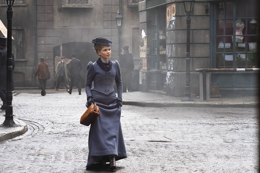 Eliza (Kate Phillips) marche seule dans les rues de Londres