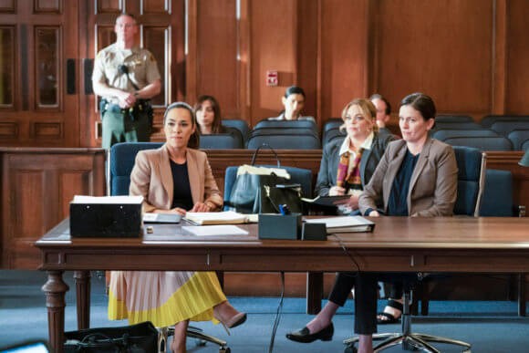 Emily Lopez (Jessica Camacho) est au tribunal pour dfendre sa client accuse de meurtre.