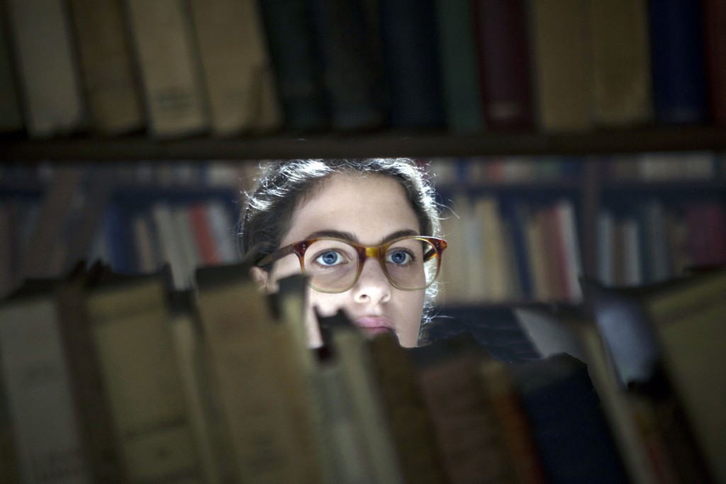 Elena (Margherita Mazzucco) dans une librairie