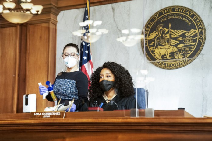 Sherri Kansky et la juge Carmichael sont dans la Cour de cette dernire masques.