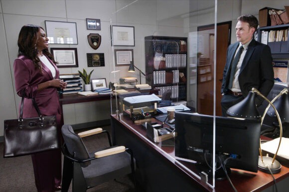 Rachel est venue rendre visite  Mark Callan dans les bureaux du procureur.
