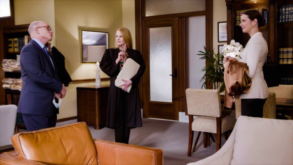 Les juges Benner et Laski rencontrent Georgia Jennings (Amy Acker) au Palais.