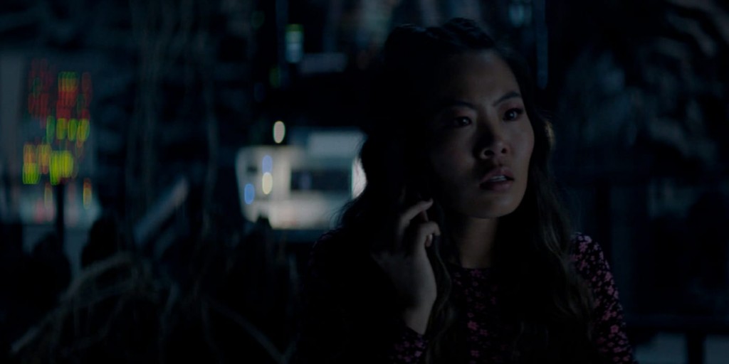 Mary Hamilton (Nicole Kang) est au tlphone