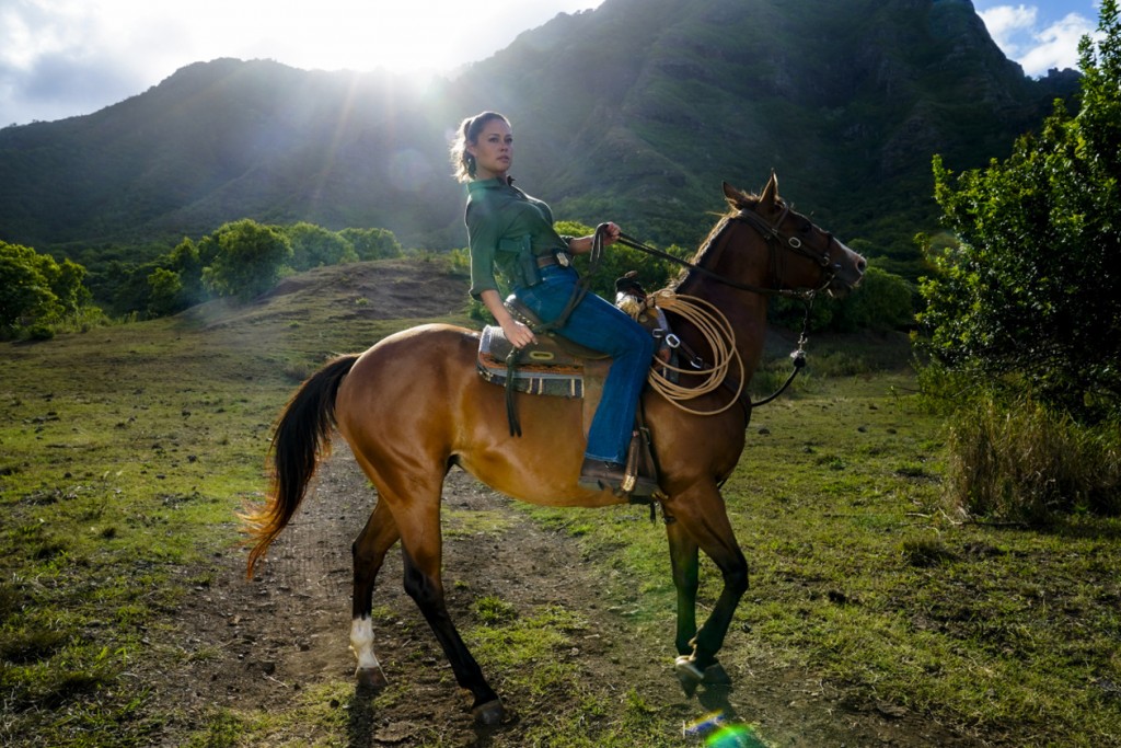 Jane Tennant (Vanessa Lachey) monte  cheval