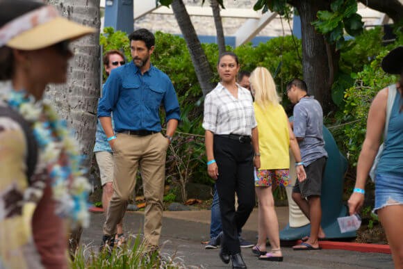 Jesse Boone (Noah Mills) et Jane Tennant (Vanessa Lachey) dans les alles du parc