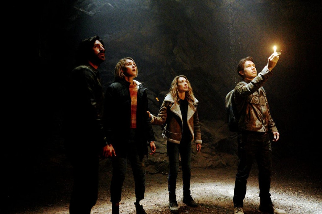 Gavin Harris (Eoin Macken), Eve Harris (Natalie Zea), Izzy Harris (Zyra Gorecki) et Samuel Valez (Jon Seda) explorent une grotte