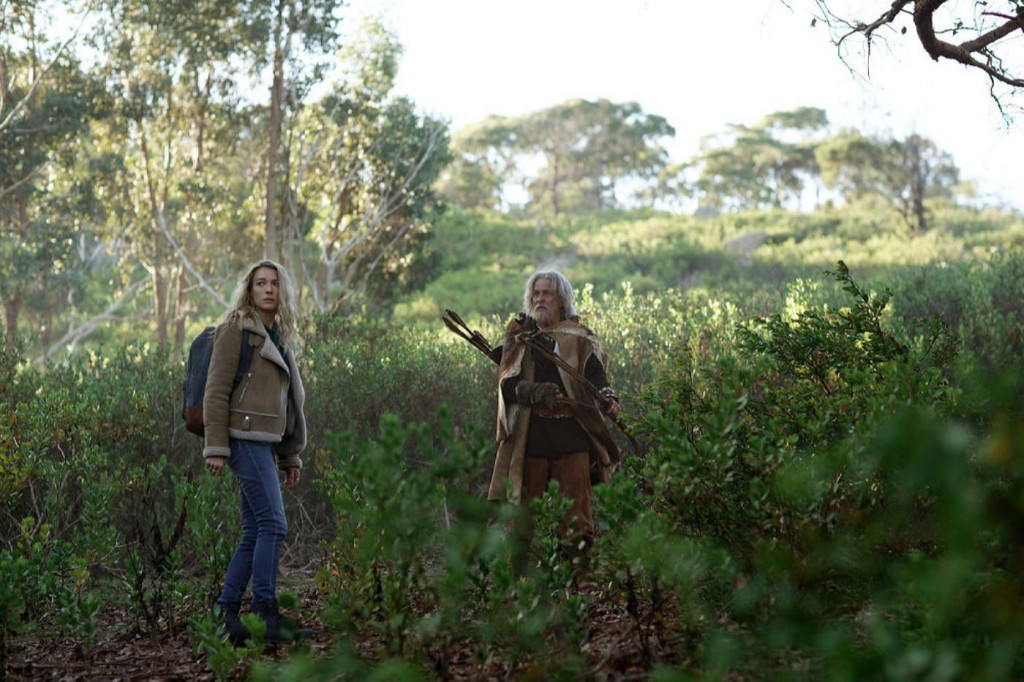 Eve Harris (Natalie Zea) et Silas (Mark Lee) au milieu de la nature