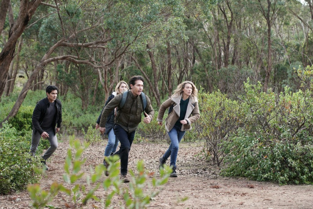 Eve Harris (Natalie Zea), Sam Valez (Jon Seda), Levi Delgado (Nicholas Gonzalez) et Izzy Harris (Zyra Gorecki) sont en train de courir