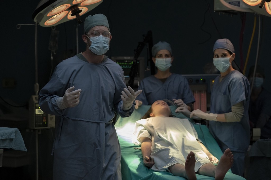 Un chirurgien (Darren Dolynski) et deux infirmires (Laura Bailey et Ana Rice) sont autour d'Ellie (Bella Ramsey)