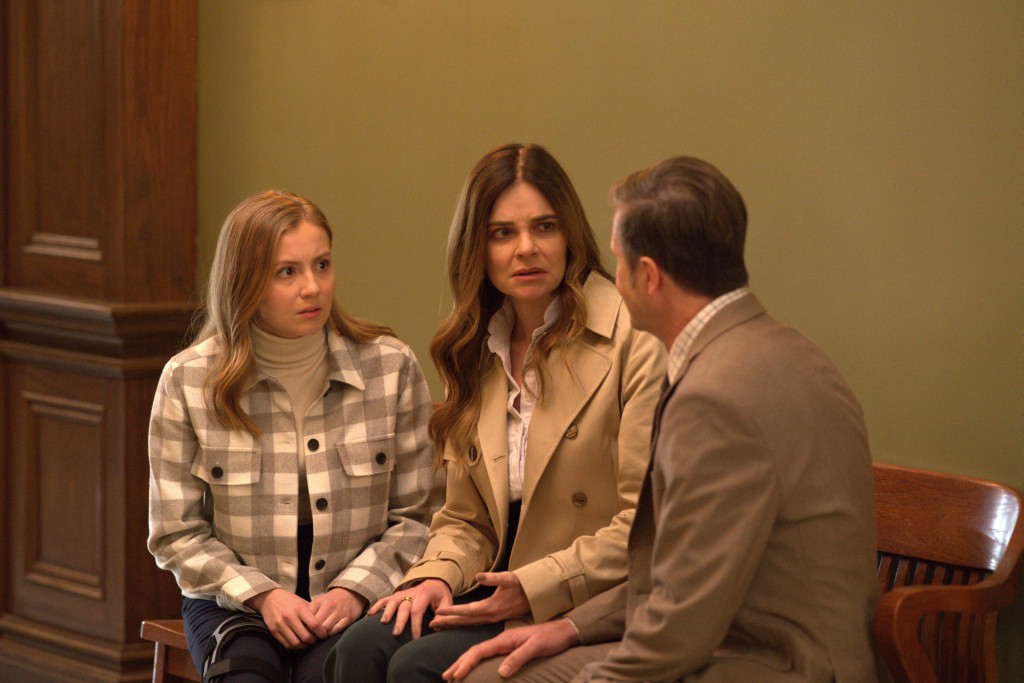 Jessie (Bebe Wood), Kara (Betsy Brandt) et Dominic (Josh Hamilton) dans les couloirs du tribunal
