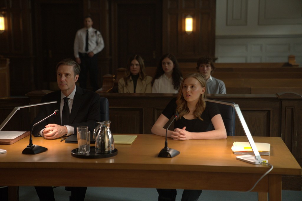 Jessie (Bebe Wood) au tribunal avec son avocat