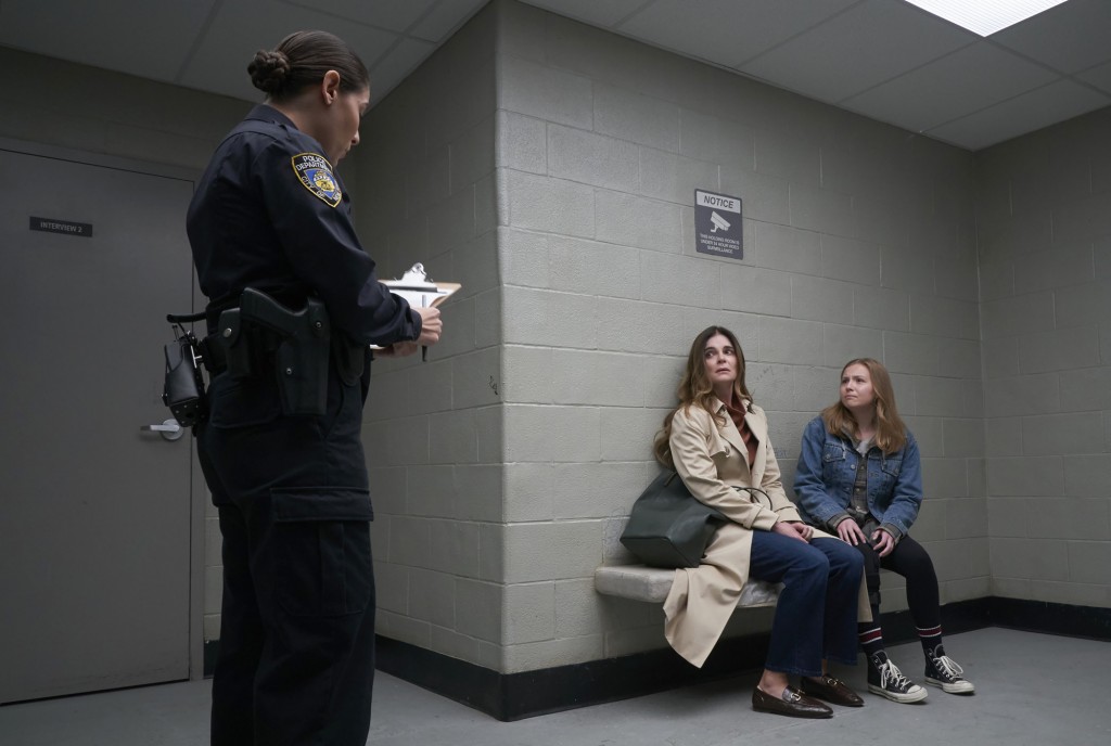 Kara (Betsy Brandt) et sa fille Jessie (Bebe Wood) dans un poste de police