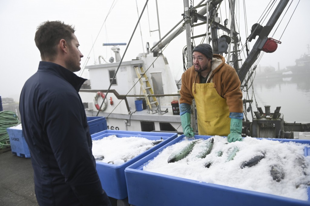 Colter Shaw (Justin Hartley) face  Ryan Hopkins (Shayn Walker) sur les docks