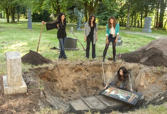 Freya descent descent dans la tombe sous les yeux de Joanne, Wendy et Ingrid.