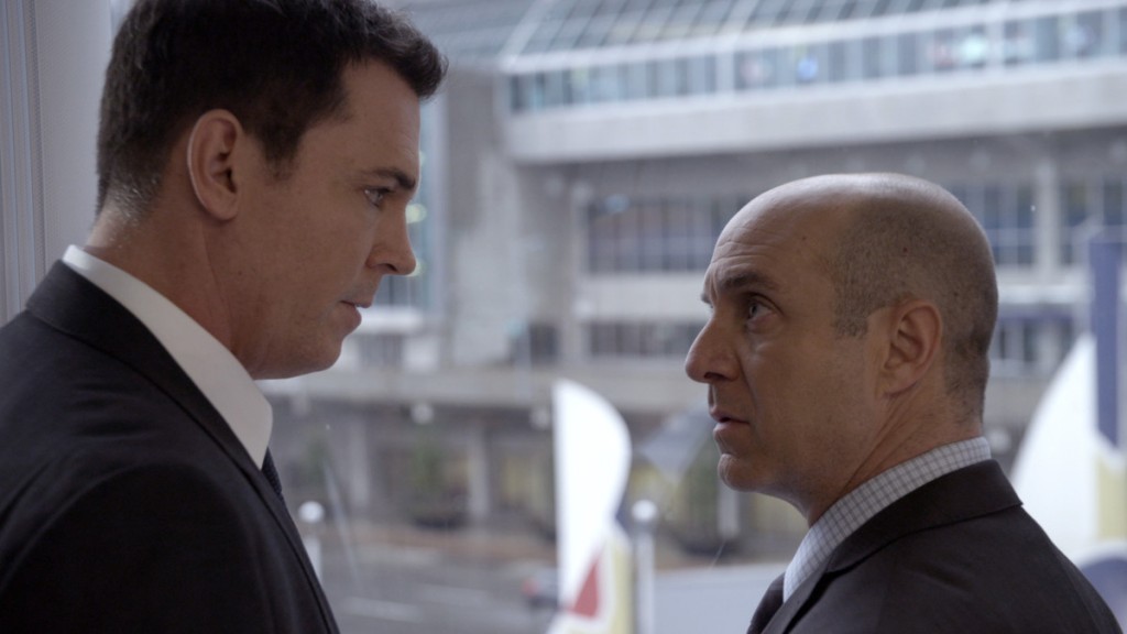 L'agent Gardiner (Nicholas Lea) & l'inspecteur Dillon (Brian Markinson)