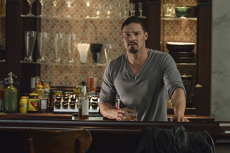 Vincent (Jay Ryan) derrire le bar, un verre  la main