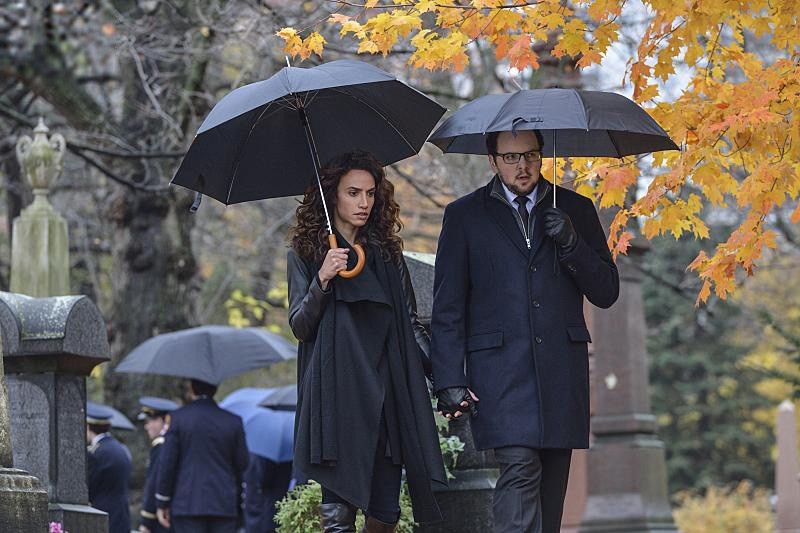 Tess et J.T. sous leur parapluie  l'enterrement