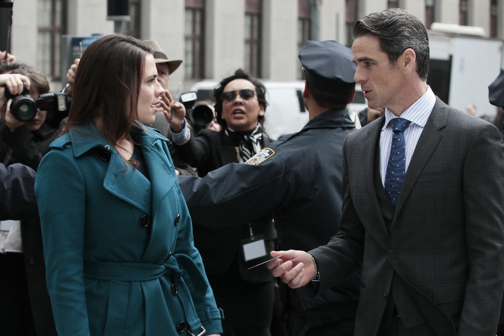 Hayes Morrison (Hayley Atwell) va-t-elle accepter l'offre de Conner Wallace (Eddie Cahill) ?