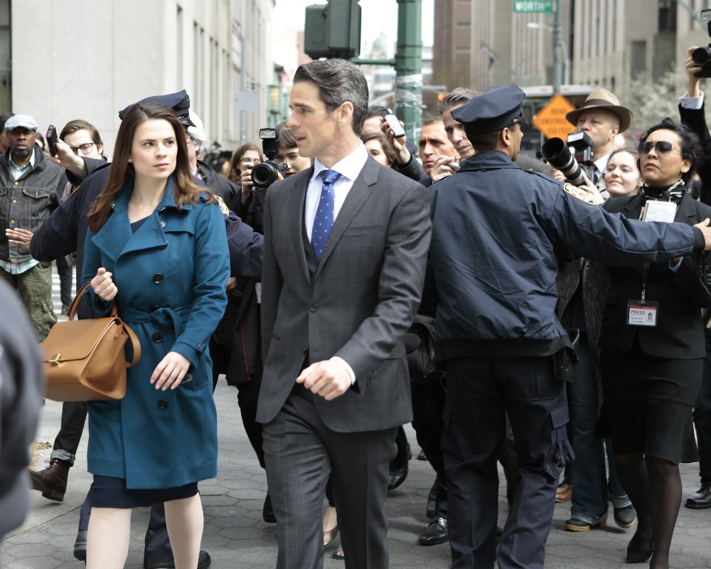 Hayes Morrison (Hayley Atwell) marche avec Conner Wallace (Eddie Cahill).