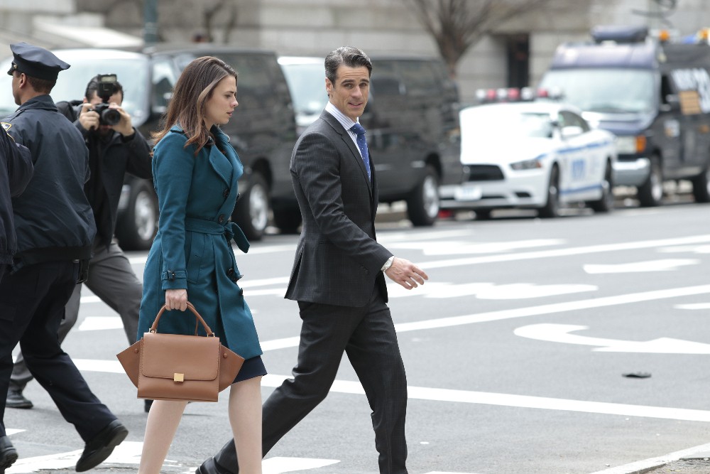 Hayes Morrison (Hayley Atwell) marche avec Conner Wallace (Eddie Cahill).