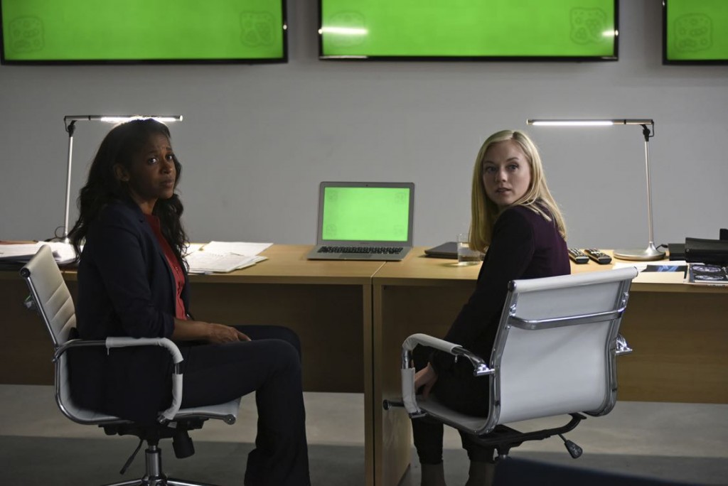 Maxine Bohen (Merrin Dungey) et Tess Larson (Emily Kinney) face  l'cran vert.