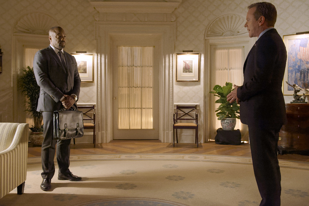 Tom Kirkman reoit Jason Atwood (Malik Yoba) dans le Bureau Ovale 