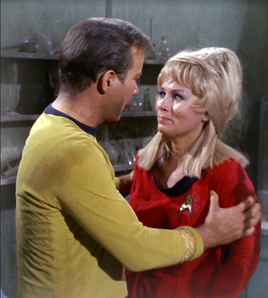 Le capitaine Kirk tente de rconforter Janice