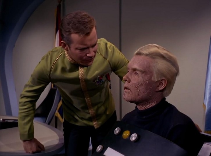 Le capitaine Kirk et le capitaine Pike