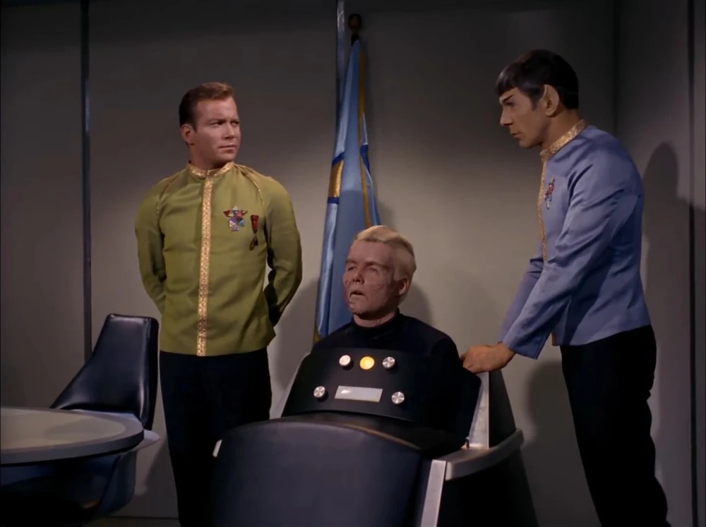 Le capitaine Kirk, le capitaine Pike et Spock