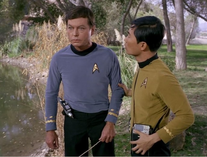 Sulu s'inquite de l'tat du Dr McCoy