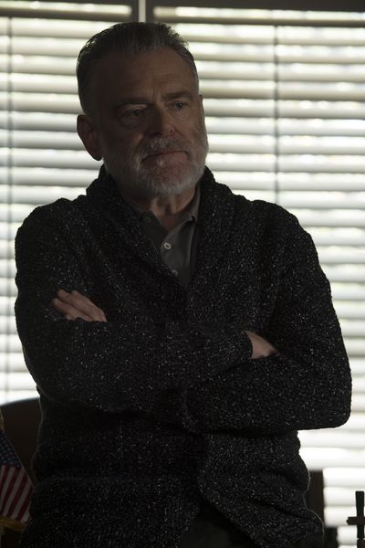 Harris Cochrane coute attentivement (Kevin McNally)